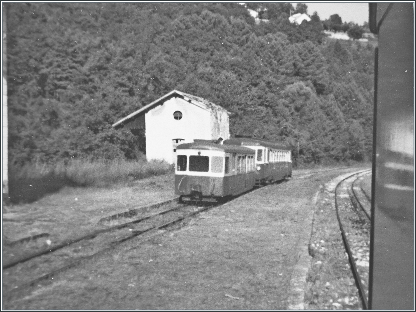 Doch ich war nicht das erste Mal in Korsika, vor vielen vielen Jahren f�hrte und die Diplomreise der Verkehrsschule Biel/Bienne auf die Insel der Sch�nheit, und da entstanden ganz am anfang der Bahnfotografie die ersten Bilder, die leider von der Qualit�t und Motiv etwas gew�hnungsbed�rftig sind.
Unser Zug von Bastia nach Aiacciu/Ajaccio kreuzt irgendwo auf einem kleinen Bahnhof der Strecken einen Gegenzug; ich war damals �berrascht, wie schnell die Z�ge �ber die schmalen Gleise fuhren ( Vmax 80 Km/h) und wie hoch die Fahrt ging, von Meeresh�he auf gut 1400 Meter �ber Meer f�hrt die Fahrt. 

Analogbild vom 27. September 1980 