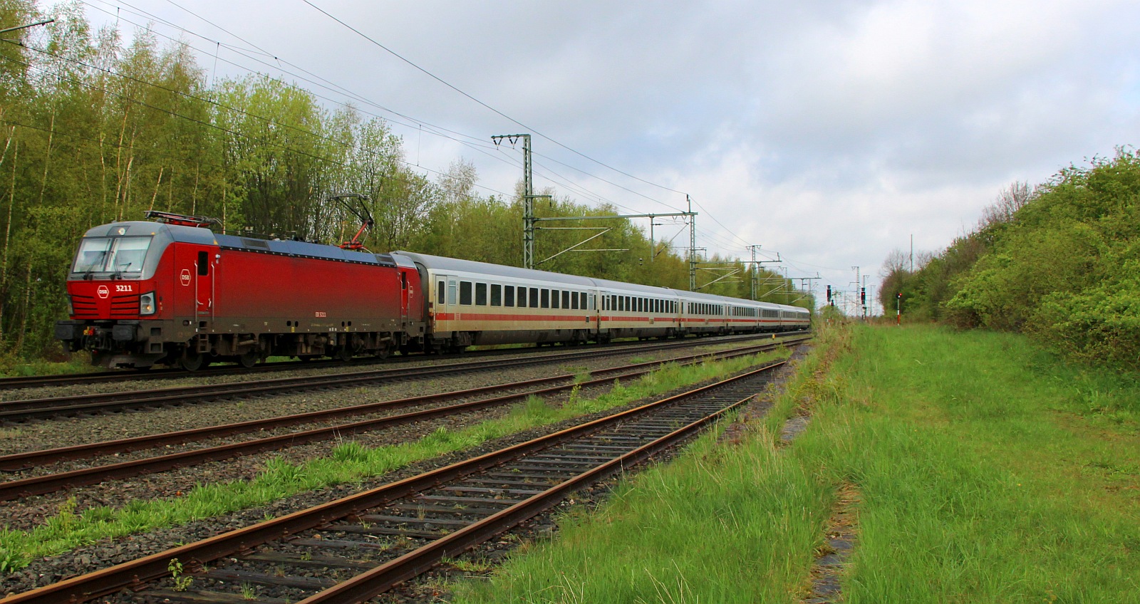 DSB Litra EB 3211 mit EC 391 gen S�den. J�bek 26.04.2024