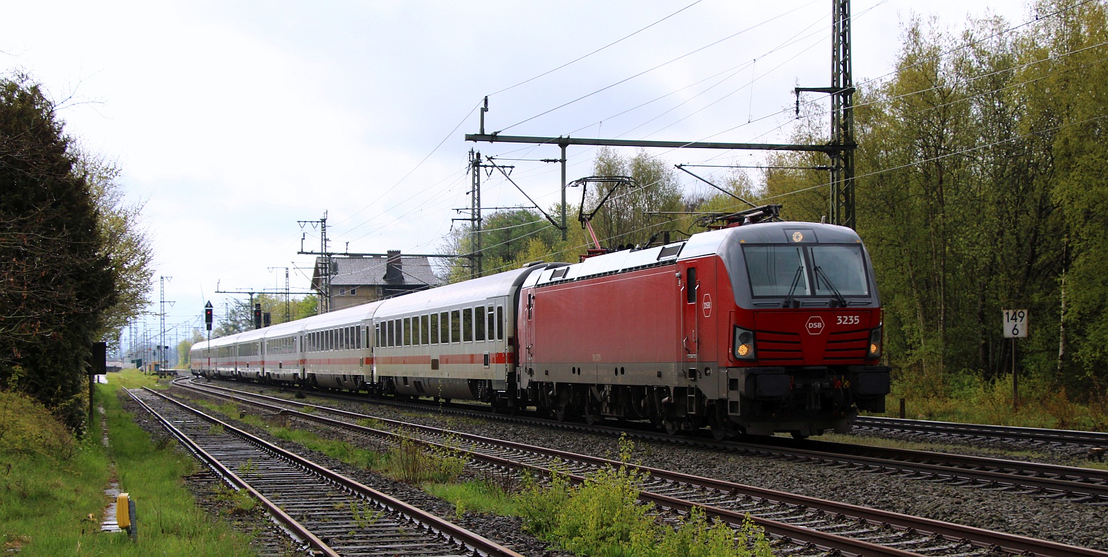 DSB Litra EB 3235 mit EC 398 gen Norden. J�bek 26.04.2024