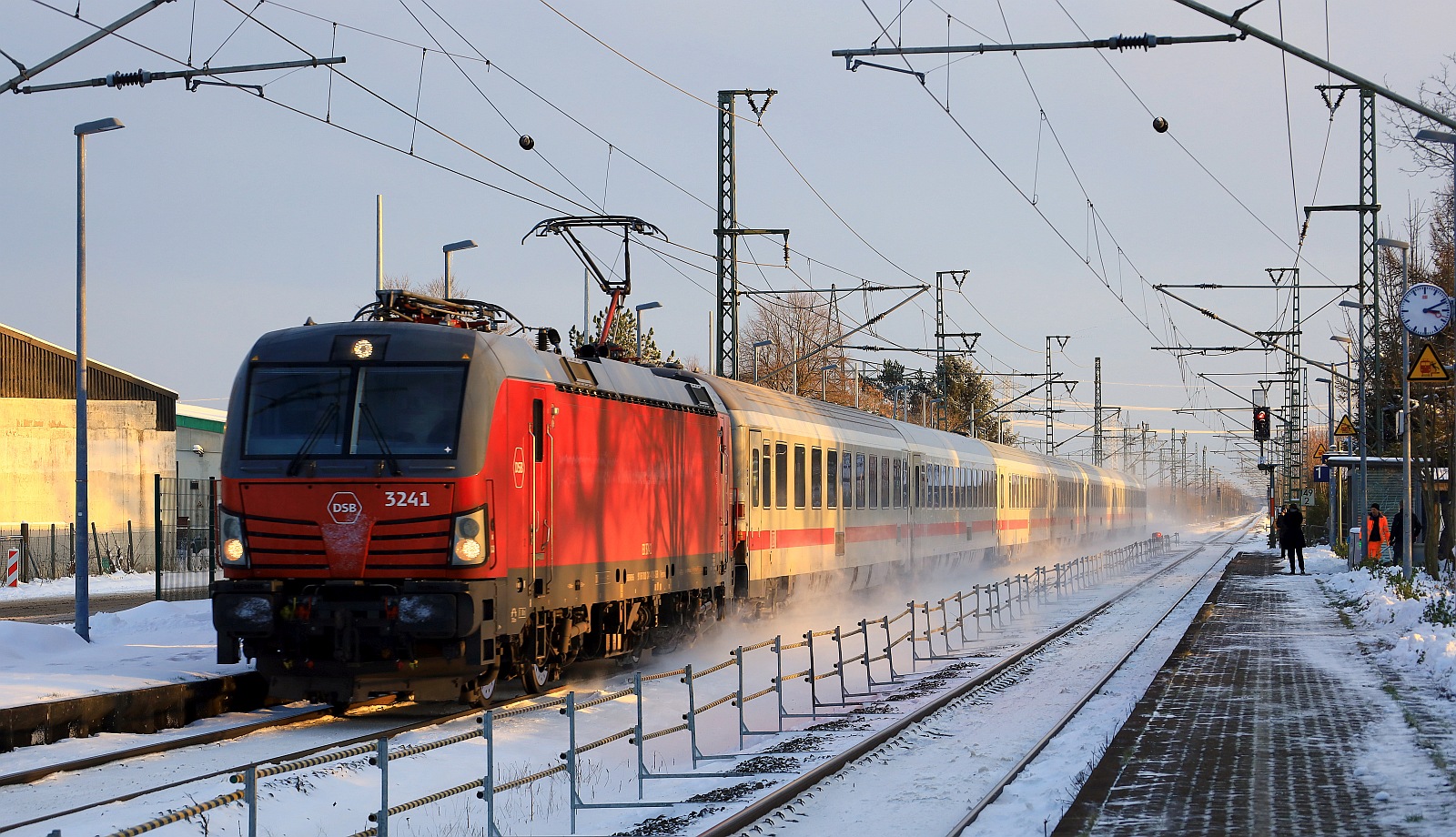 DSB Litra EB 3241 mit IC nach Kopenhagen Durchfahrtt J�bek am  29.11.2023