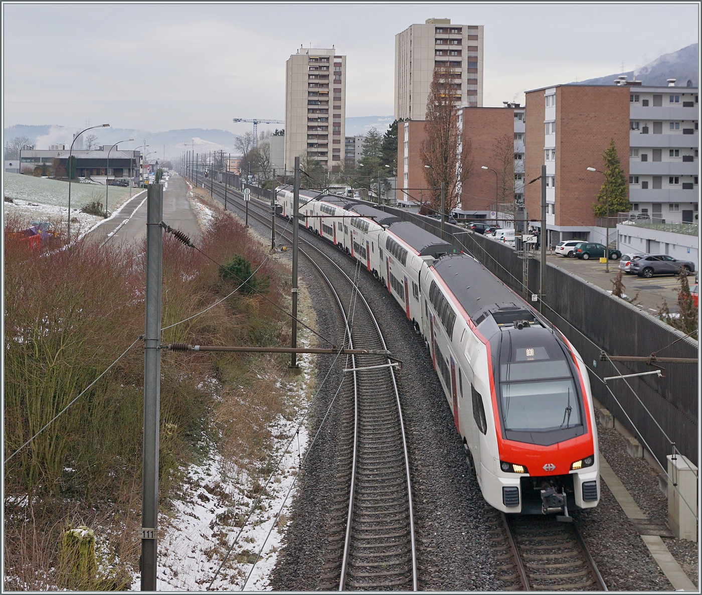 Durch die Verlängerung der ICN von Basel SBB nach Lausanne (anstelle von Basel SBB - Biel/Bienne) verkehren nun im Anschluss in Bile/Bienen von und nach Zürich SBB RABe 512 anstelle von ICN, welche vor dem Fahrplanwechsel den Verkehr auf der Jurasüdfussstrecke stark  dominiert haben.

Das Bild entstand zwischen Lengnau und Grenchen Süd. 

13. Jan. 2026