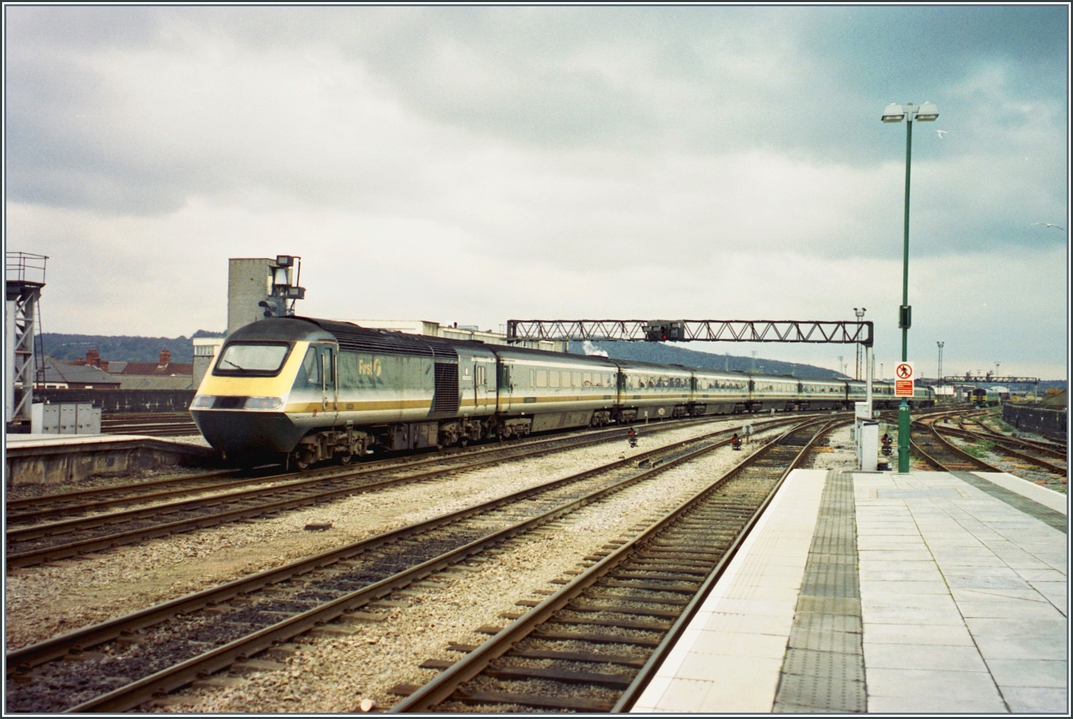 Ein (Analog)- Bild aus alten Tagen: Ein HST 125 Class 43 in Cardiff. 

7. Nov. 2000