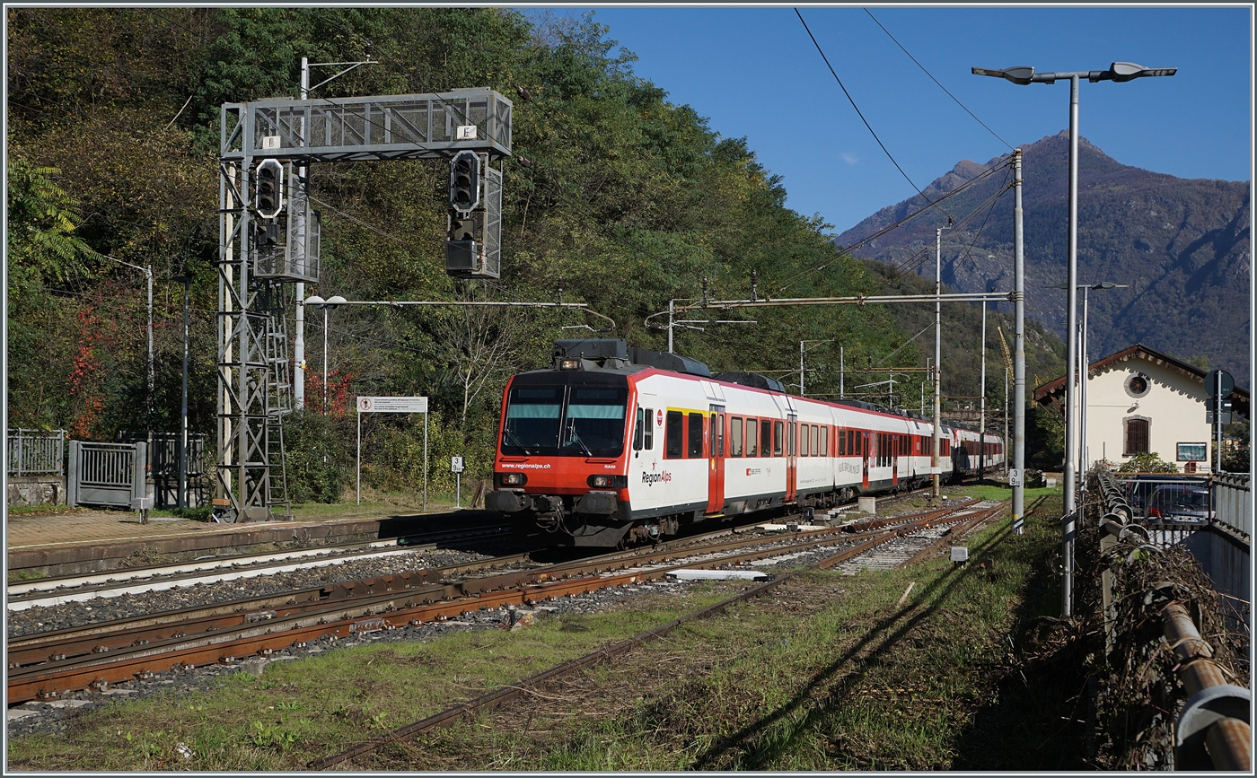 Ein aus zwei Regionaplpes bestehenden IR ist in Preglia auf dem Weg von Brig nach Domodossola. 31. Oktober 2024