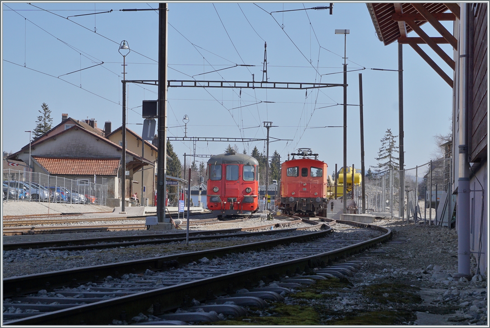 Ein Blick in den Bahnhof von Le Sentier Orient zeigt den Steuerwagen ABt 5 85 80 33 3758-7 des ausnahmsweise hier abgestellten Schülerzuges und den Tem III 329 (97 85 1220 329-7). 

24. März 2022