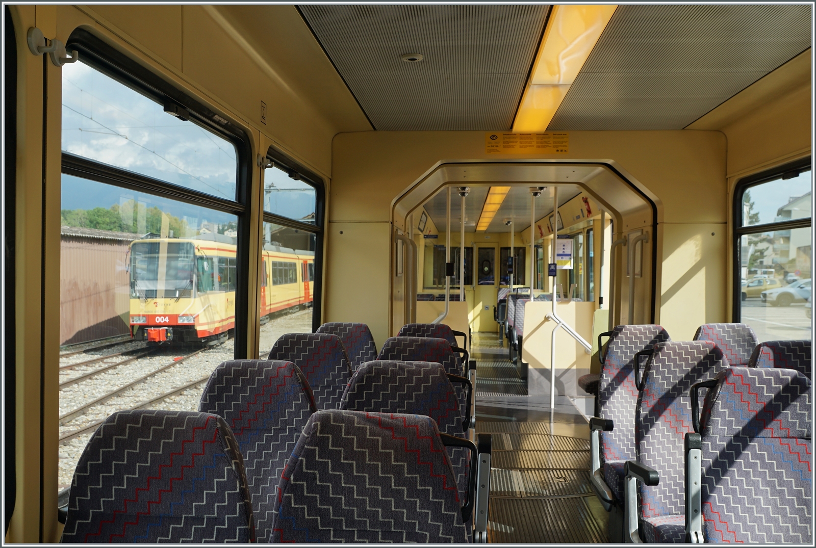 Ein Blick in den Innenraum des TRAVYS/OC Be 4/8 003 mit dem TRAVYS/OC Be 4/8 004 im Hintergrund.

15. Aug. 2022 
