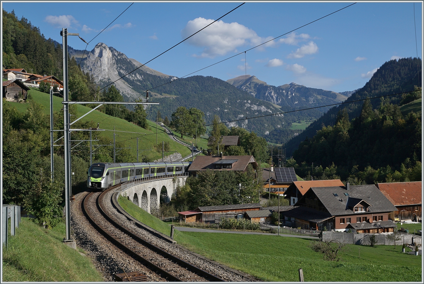 Ein BLS RABe 528  MIKA ist bei Garstatt auf dem Weg von Bern nach Zweisimmen und somit in gut einer Viertelstunde am Ziel seiner Fahrt. 

29. Sept. 2023
