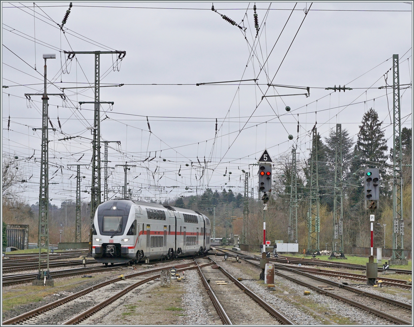 Ein DB (Fernverkehr) 4010 ist als IC 485 von Stuttgart Hbf nach Zürich unterwegs und erreicht Singen (Htw). 

15. März 2025 