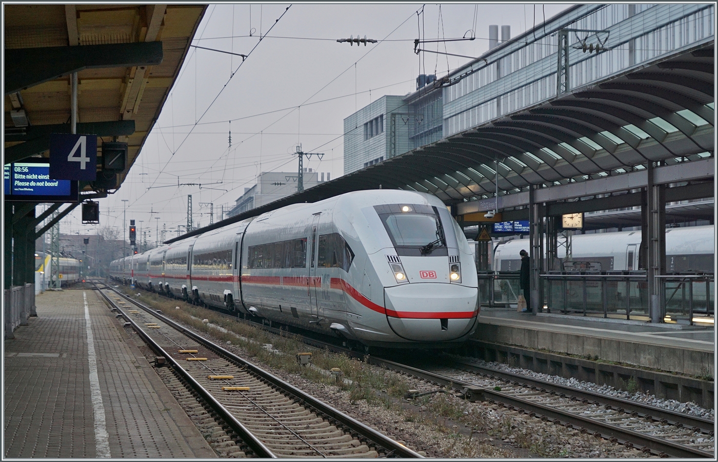 Ein DB ICE 4 auf dem Weg nach Chur erreicht pünktlich den Bahnhof Freiburg (Breisgau) HBF. 

27. Dez. 2025