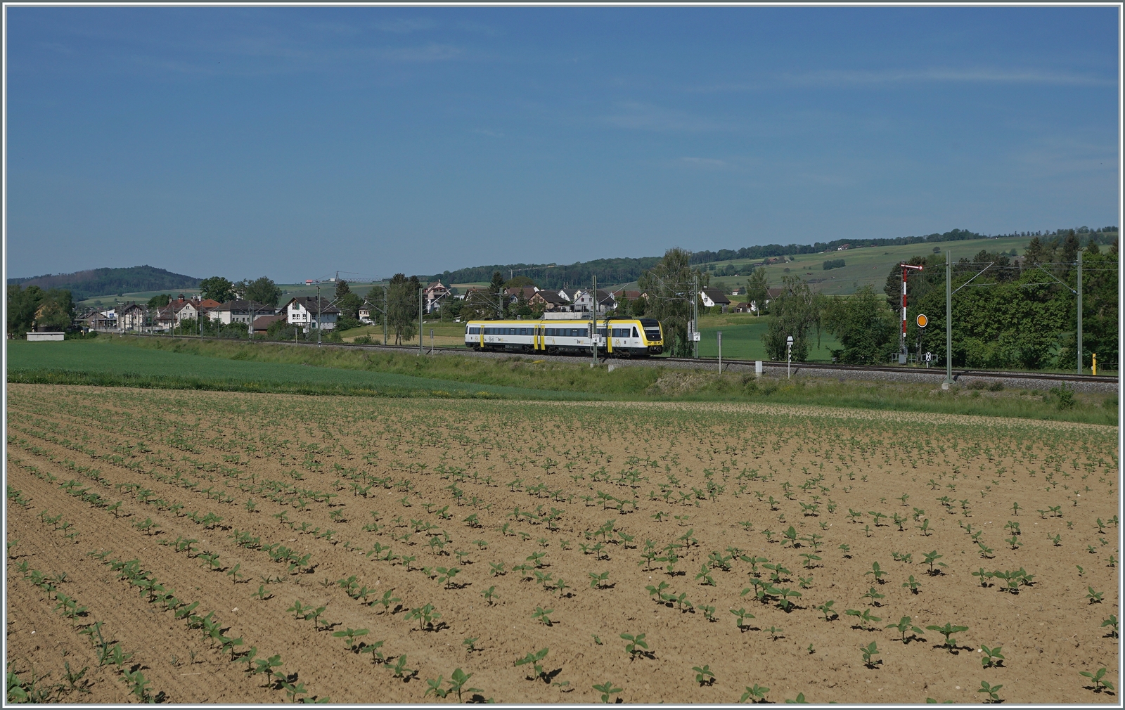 Ein DB VT 612 ist im schweizerisch Klettgau auf der Fahrt nach Schaffhausen. Hier stehen zur Zeit die wohl letzten Form Signale (Regelbetriebe) in der Schweiz.

15. Mai 2022
