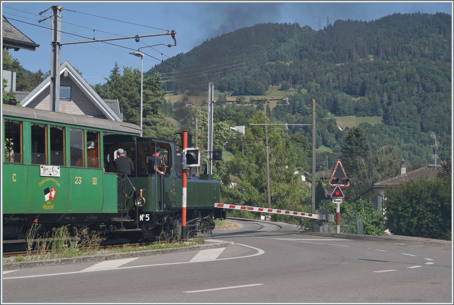 Ein eher ungewöhnliches Sujet: Das Trasse der B-C (bzw. der MOB) ab dem Bahnübergang: Allem Anschein nach wurde die Gleise so hergerichtet, dass auch Pneu-Fahrzeue hier verkehren können, wohl um Zugang zu maroden nun zur Sanierung anstehenden Brücke über die Baye de Clarens zu haben. 

Blonay. den 22. Juli 2023
