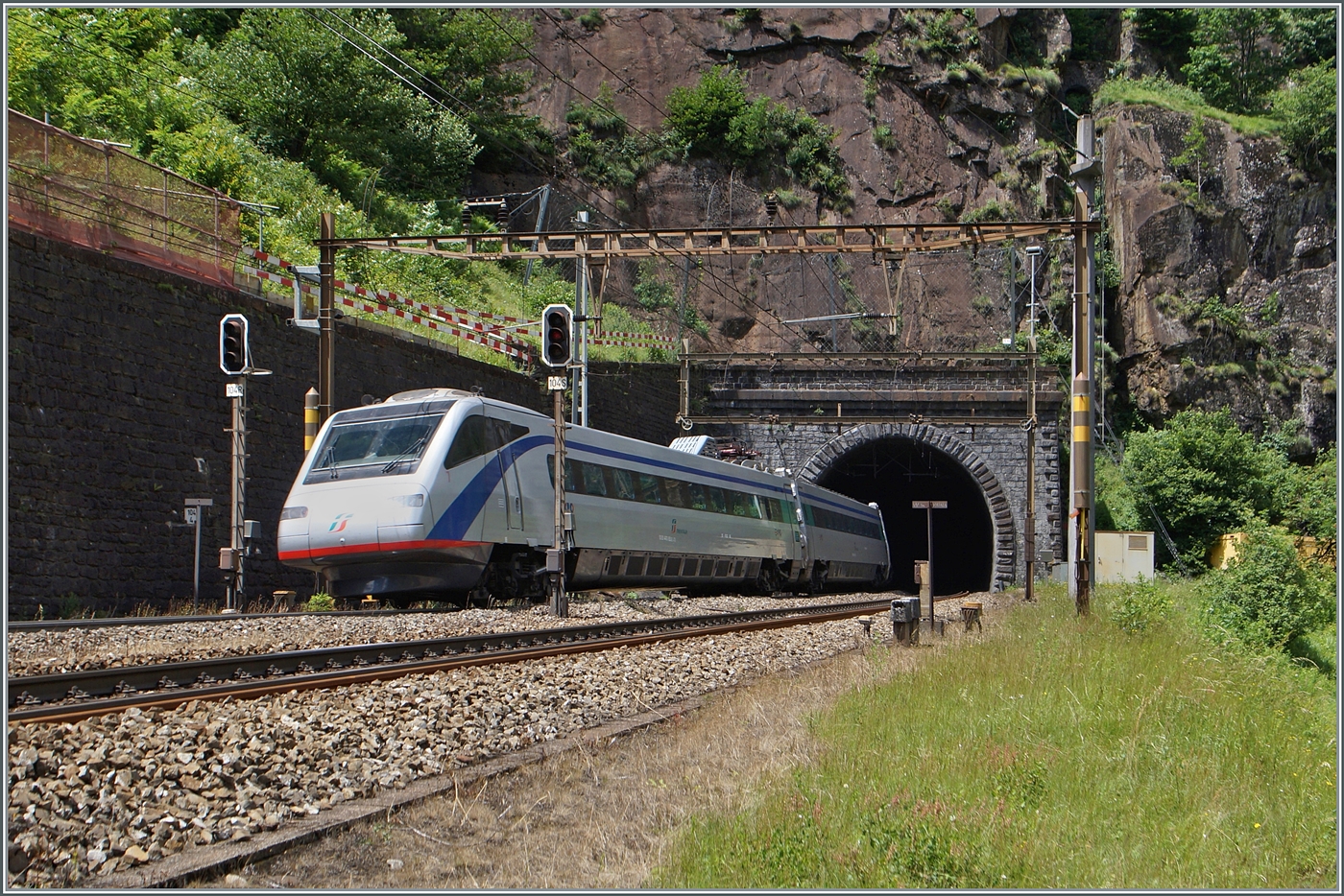Ein FS Trenitalia ETR 470 auf der Fahrt von Milano in Richtung Zürich verschwindet einige Kilometer nach Faido im Prato Kehrtunnel der Gotthard Bahn Südrampe. 

23. Juni 2015