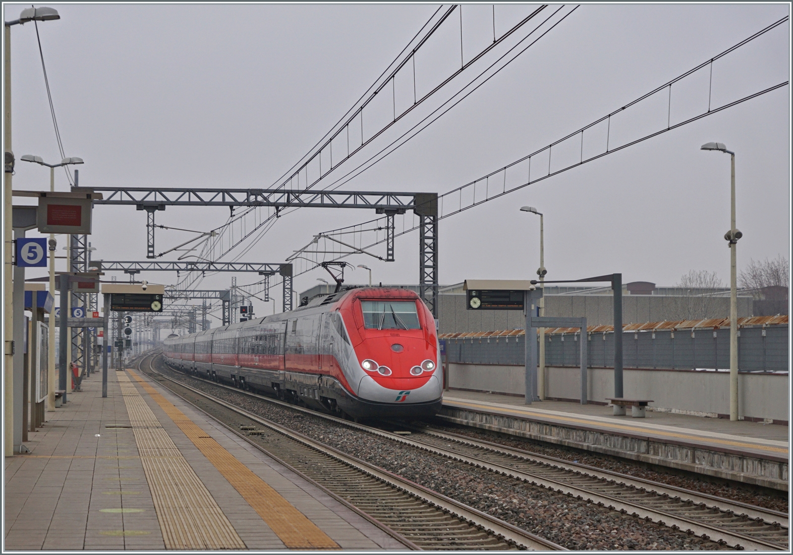 Ein FS Trenitalia ETR 500 von Torino kommend erreicht den Bahnhof Rho Fiera.

24. Feb. 2023