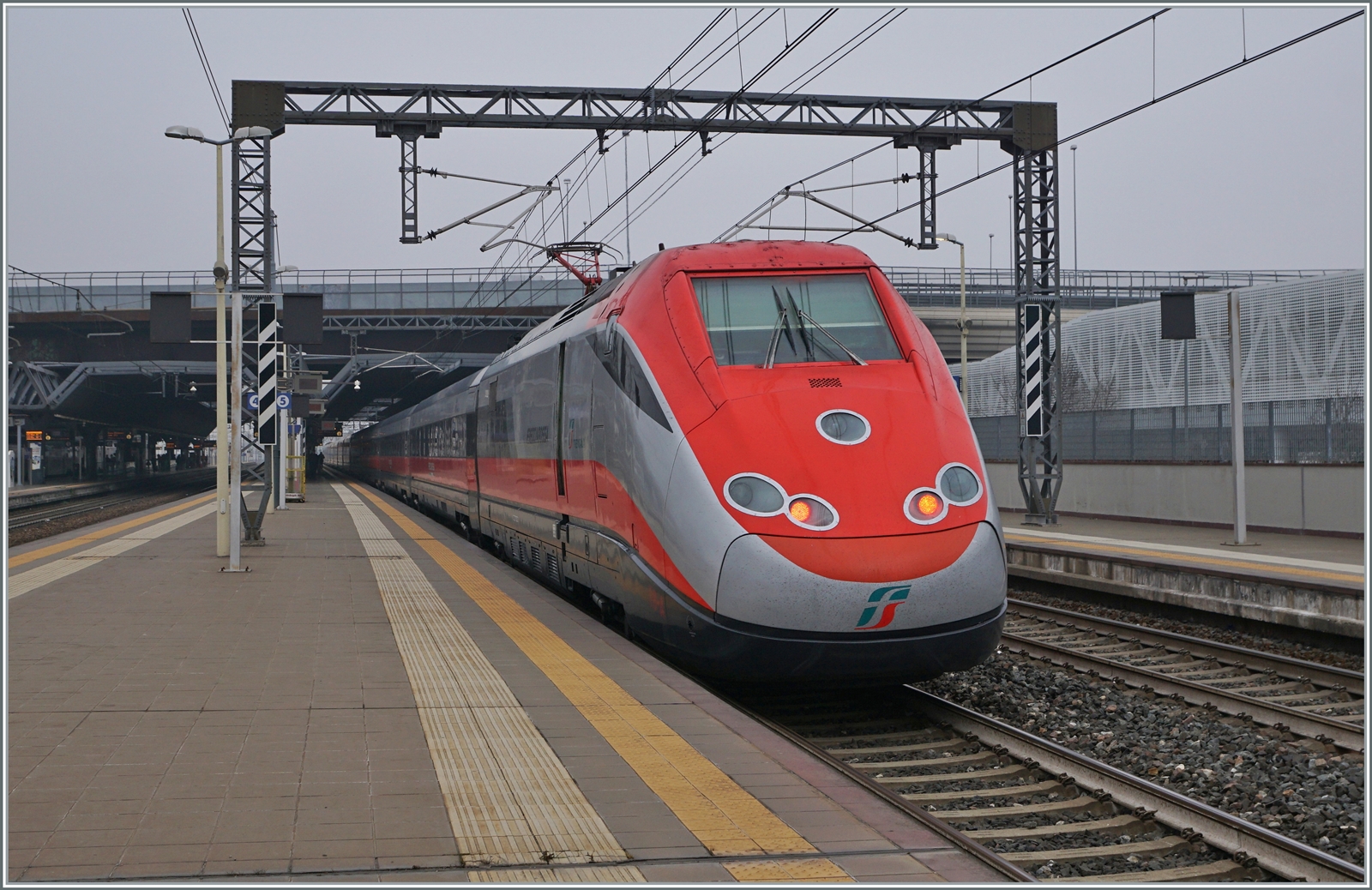 Ein FS Trenitalia ETR 500 auf der Fahrt nach Torino beim Halt im Bahnhof von Rho Fiera. 

24. Feb. 2023 