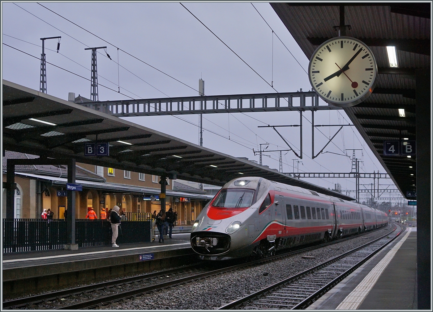 Ein FS Trenitalia ETR 610 auf dem Weg nach als EC nach Domodossolaa bei der Durchfahrt in Morges. 

22. Feb. 2024