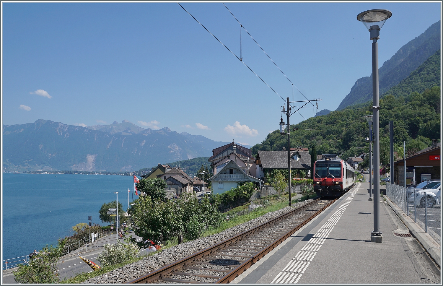 Ein Region Alps Domino erreicht als Regionalzug von Brig kommend sein Ziel St-Gingolph.

22. Juli 2022