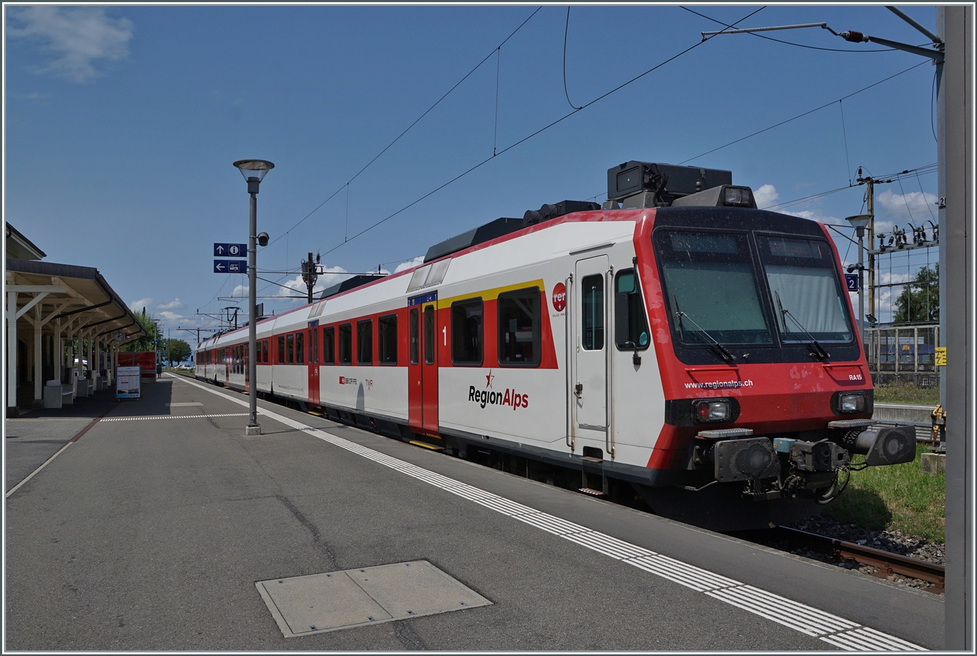 Ein RegionAlps Domino ist als R 91 6118 von Brig nach St-Gingolph unterwegs und konnte beim Halt in Bouveret festgehalten werden.

24. Juli 2024