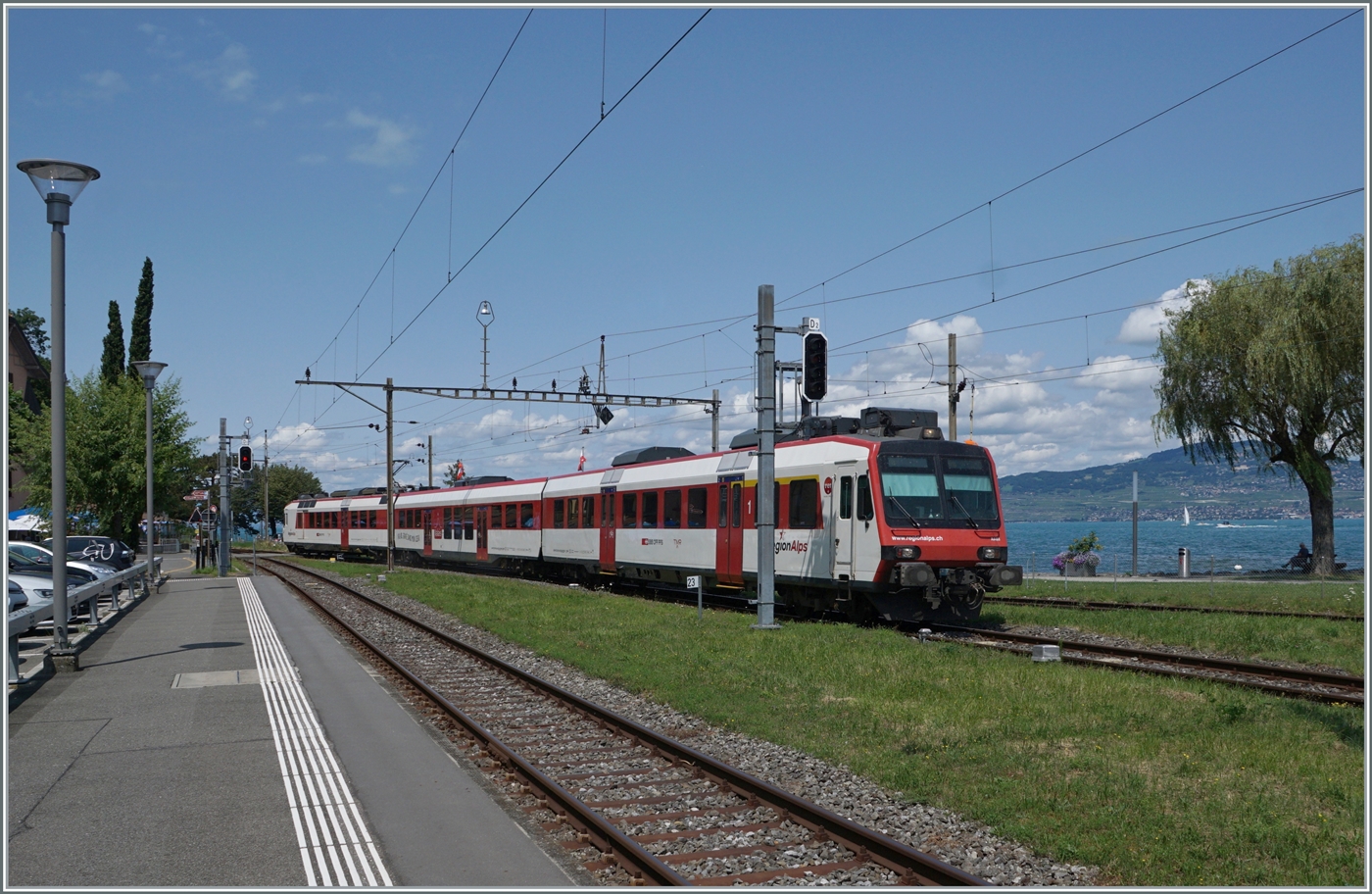 Ein RegionAlps RBDe 560 Domino erreicht von St-Gingolpf kommend den früheren Grenzbahnhof von Bouveret. 

24. Juli 2024