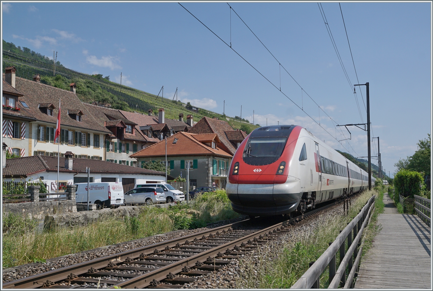 Ein SBB ICN RABe 500 bei Ligerz auf dem letzten Einspurabschnitt  der Strecke Biel/Bienne - Lausanne auf der Fahrt nach Genève Aéroport. 
Arbeiten zur Beseitigung dieses Einspurabschnittes laufen bereits, die neue Strecke wird durch einen Tunnel führen. 

5. Juni 2023