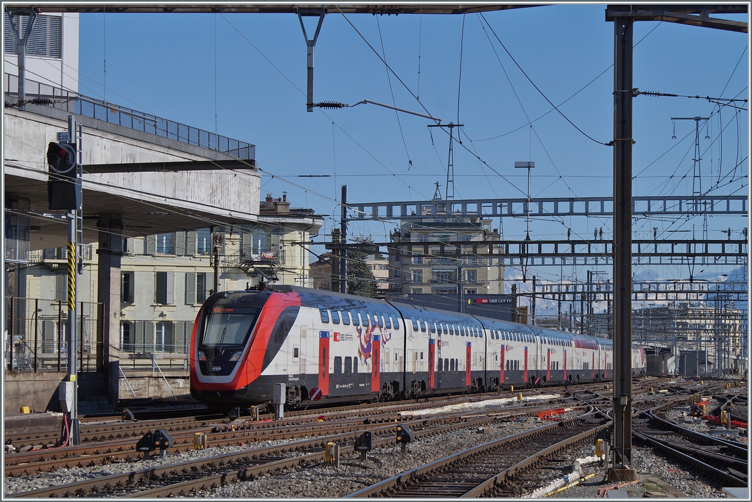 Ein SBB RABDe 502  Twindexx  verlässt als IC 1 den Bahnhof von Lausanne. Der Zug ist von Genève Aéroport nach St.Gallen unterwegs. 

7. März 2024