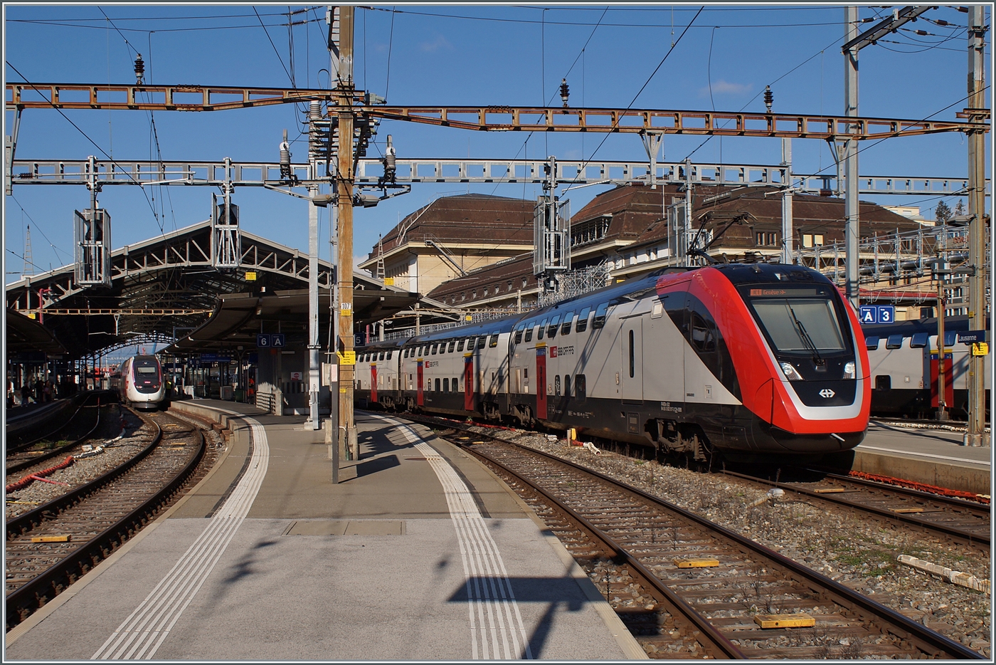 Ein SBB RABDe 502  Twindexx  ist als IC in Lausanne auf dme weg nach Genève Aéroport. 

7. März 2024