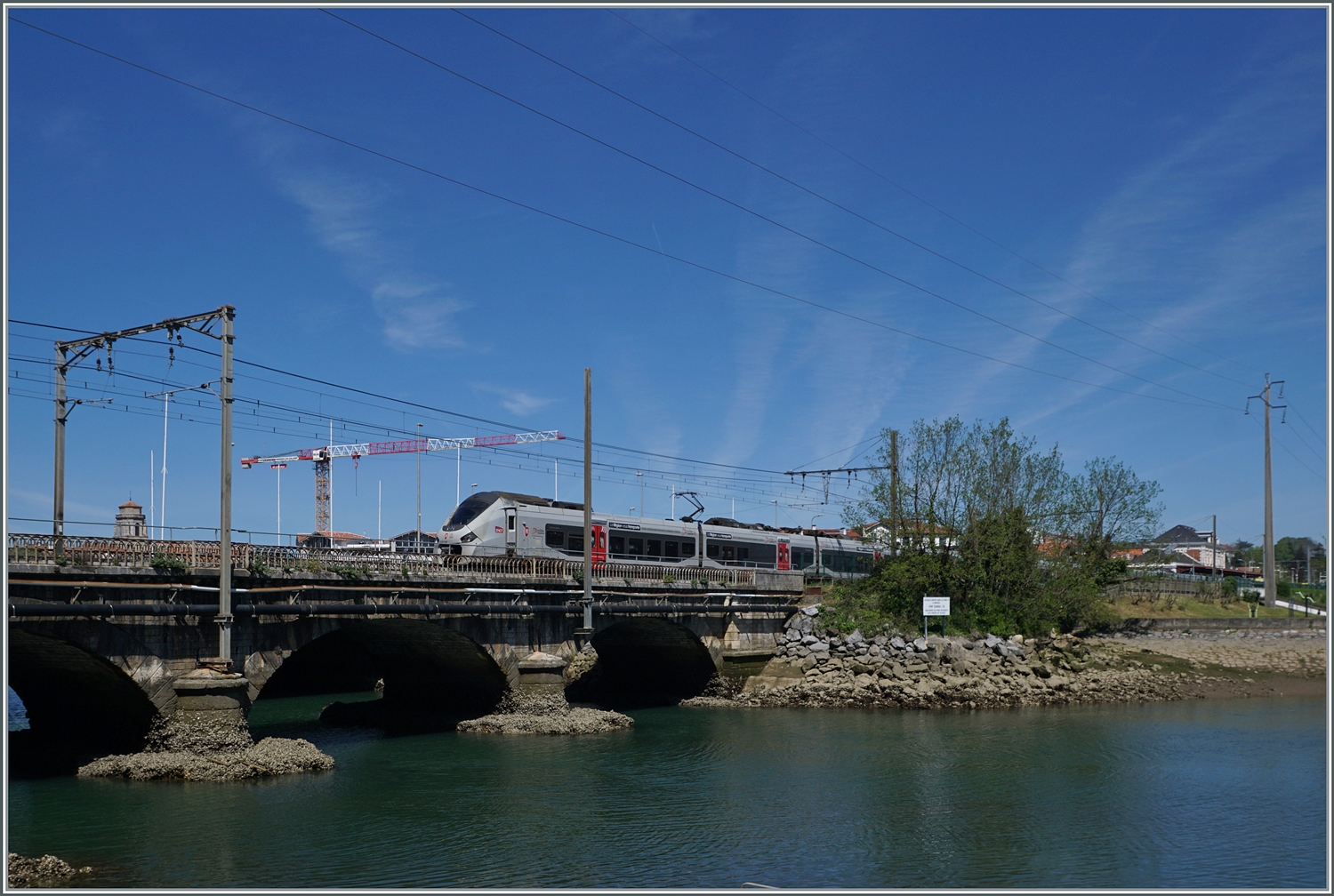 Ein SNCF Z 51500 (Coradia Polyvalent Régiolis) erreicht als TER nun den Bahnhof von St-Jean de Luz. 

13. April 2024