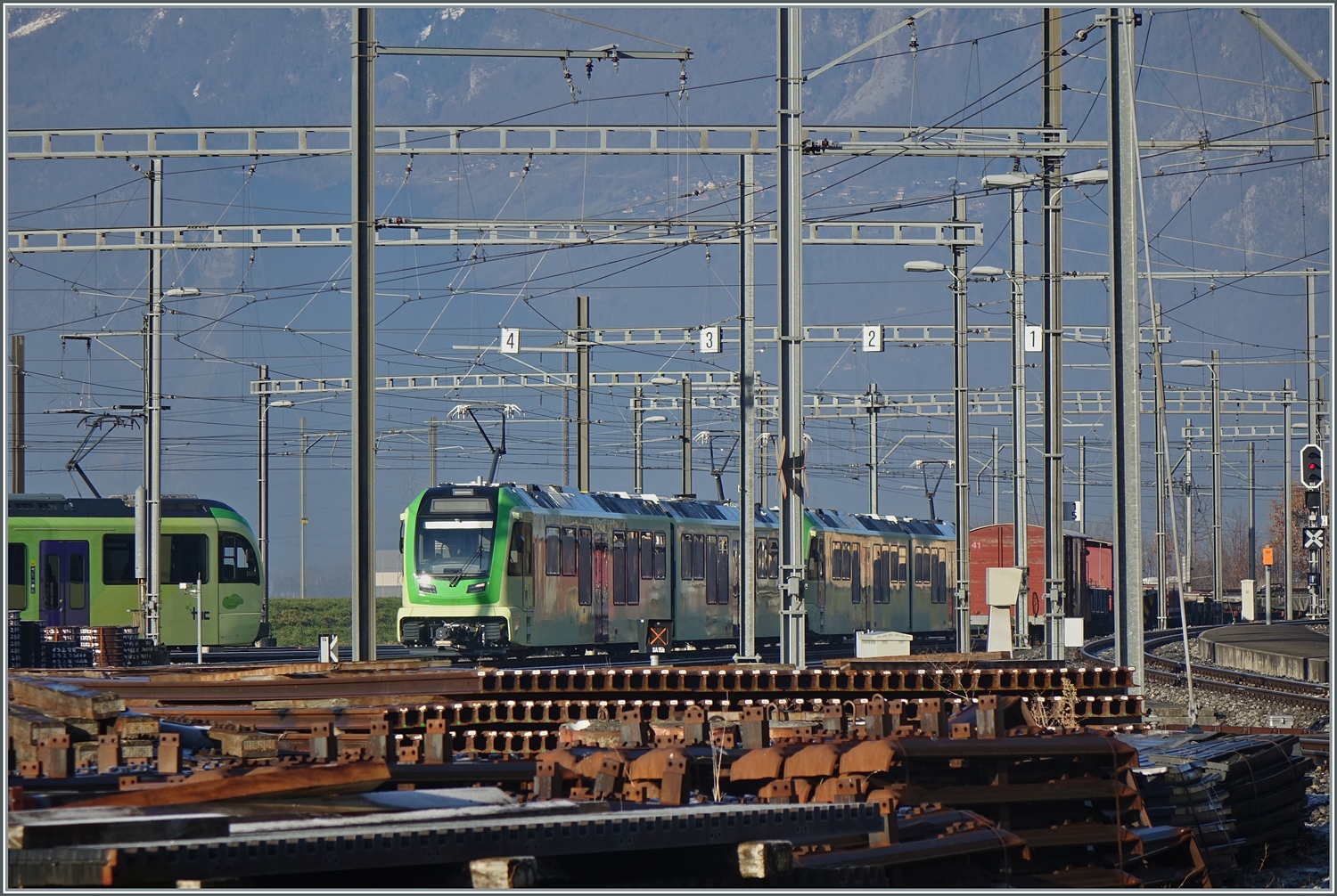 Ein Teleblick in Dépôt der TPC zeigt gleich zwei neue ABe 4/8 Triebzüge.

18. Dez. 2023