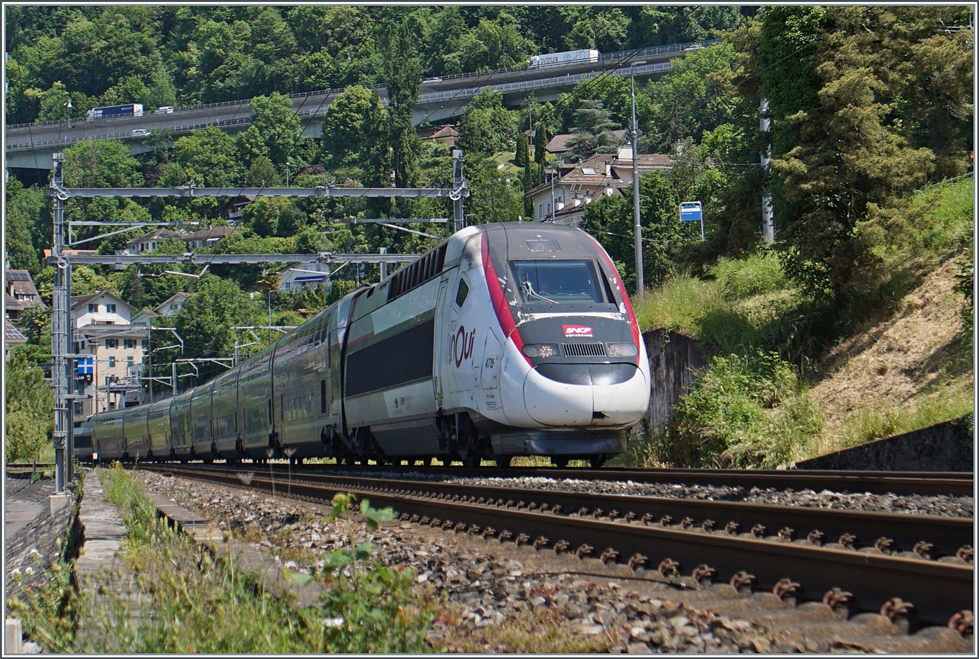 Ein TGV! bei Villeneuve? - nicht dass ich hier noch nie einen gesehen hätte, ABER im Frühjahr 2017 fuhr der letzte TGV de Neige von Lausanne in Richtung Wallis und zurück, denn durch die Umstellung der Strecken auf ETCS konnte die Verbindung nicht mehr angeboten werden. Der TGV Bern - Paris via Basel verkehrte infolge fehlender ETCS Ausrüstung der TGV Züge via Stammlinie statt NBS. Somit war es mehr als überraschend, als plötzlich heute bei Villeneuve ein TGV auftaucht! Im Bild der inoui TGV Rame 4715 bei Villeneuve, Ziel und Zweck der Fahrt sind mir unbekannt.

4. Juni 2024 