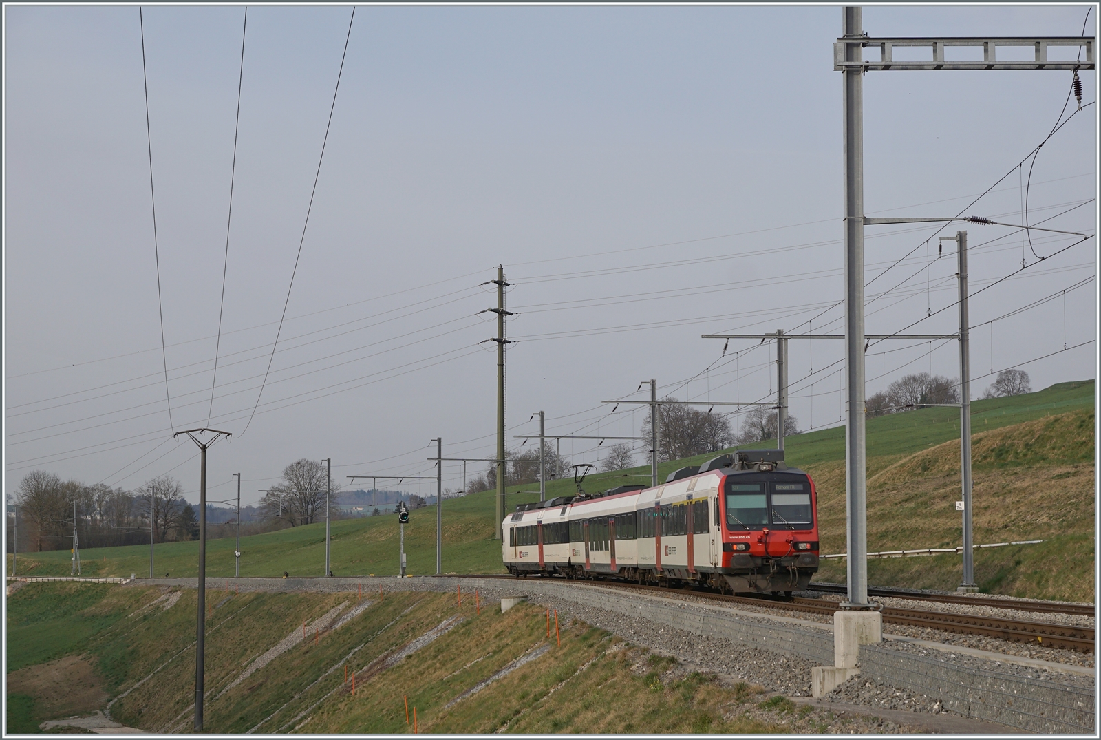 Ein von der TPC gemieteter SBB Domino verlässt die neu gestaltete Station Pensier in Richtung Fribourg. 

29. März 2022