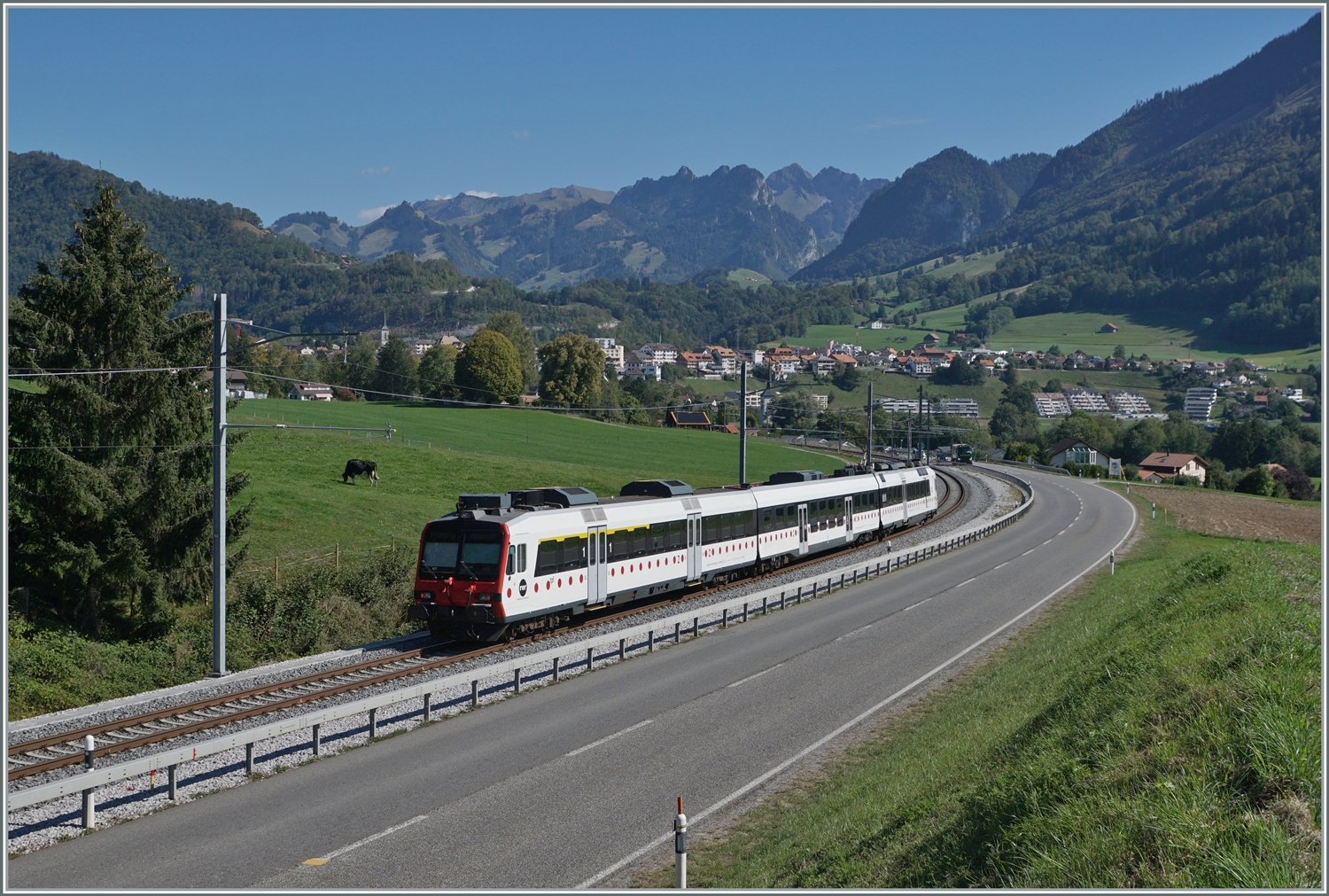 Ein TPF RBDe 560 (Eigentum SBB -> Vermietet an die TPF) ist auf dem Weg nach Broc Fabrique; die Strecke Bulle Broc-Village ist seit dem Fahrplanwechwechsel umgespurt, nun sein kurzem auch die Strecke nach Broc Fabrique. Interessanterweise wird der Verkehr mit der Bestimmungsstation Broc Fabrique nicht lange andauern; ab dem 10. Dez. 2023 werden die Züge nach Broc Chocolaterie fahren. Kein  neuer  Bahnhof eine  Namensänderung  ...

29. Sept. 2023