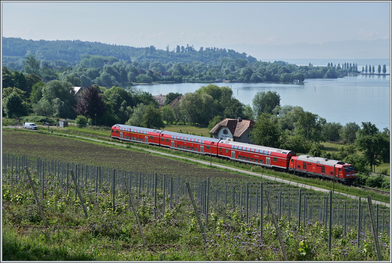 Eine DB 245 ist mit einem IRE bei Birnau auf dem Weg nach Friedrichshafen. 

18. Mai 2022