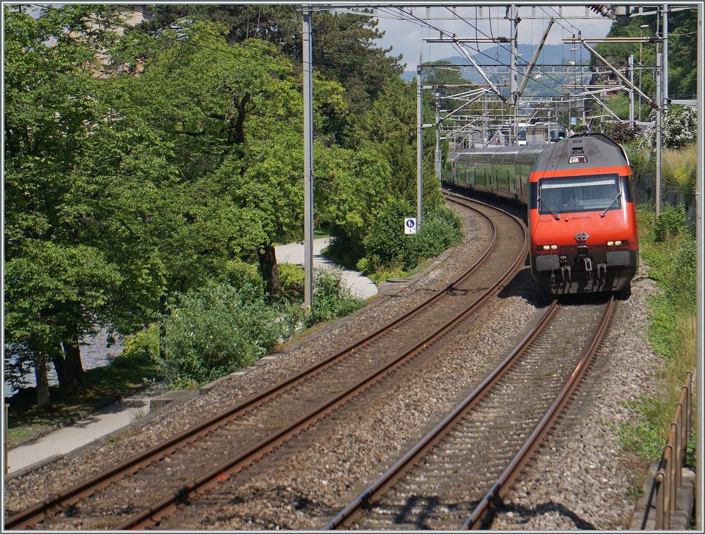 Eine SBB Re 460 fährt mit ihrem IR 90 hinter dem Château de Chillon vorbei in Richtung Wallis. 

4. Juni 2024 