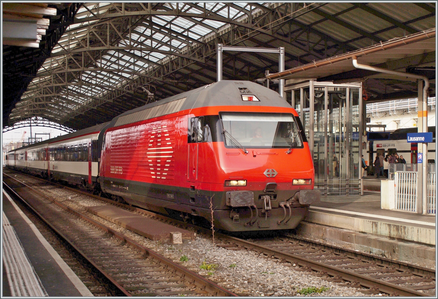 Eine SBB Re 460 ist mit eine HVZ IR Neuchâtel - Lausanne - Neuchâtel in Lausanne auf Rangierfahrt. 

29. Jan. 2024