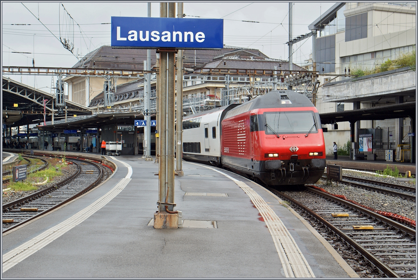 Eine SBB RE 460 ist mit einem IR 90 von Genève Aéroport nach Brig unterwegs und konnte beim Halt in Lausanne fotografiert werden. 

31. Mai 2024