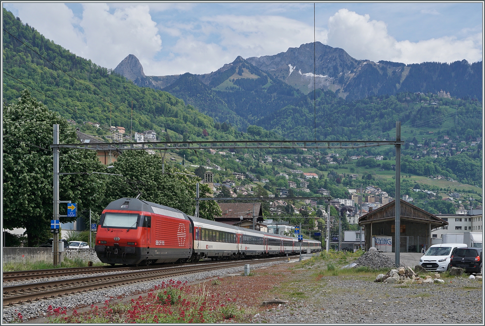 Eine SBB Re 460 schiebt ihren IR 90 durch Clarens in Richtung Brig, in wenigen Augenblicken erreicht der Zug seine nächsten Halt Montreux. 

14. Mai 2024