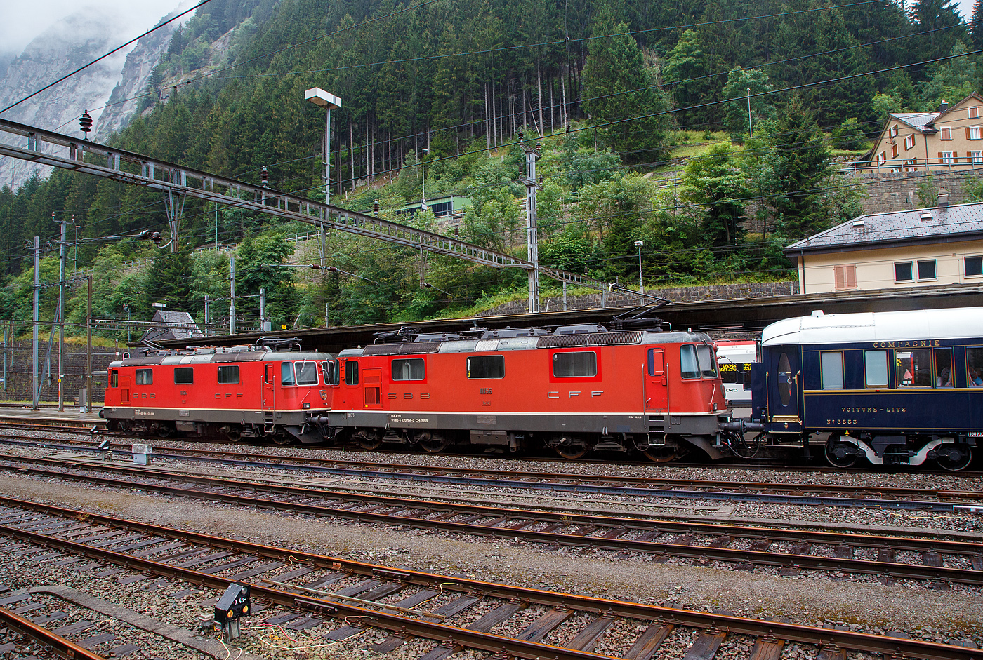 Eine SBB Re 8/8 in Form zwei gekuppelter Re II, die Re 4/4 11194 (Re 420 / 91 85 4 420 194-3 CH-SBB) und Re 4/4 11156 (Re 420 / 91 85 4 420 156-2 CH-SBB) hat am 02.08.2019 (leider bei Regen), mit dem Venice Simplon-Orient-Express (VSOE) nach Venedig, den Bahnhof Göschenen erreicht.

Der Orient-Express, für mich der Zug der Züge bzw. die „König der Züge“, und dann noch auf dieser wunderbaren Strecke, der Gotthardbahn. Nur fehlt mir dafür etwas Sponsoring😉, potenzielle Sponsoren dürfen sich aber gerne bei mir melden 😊.   
