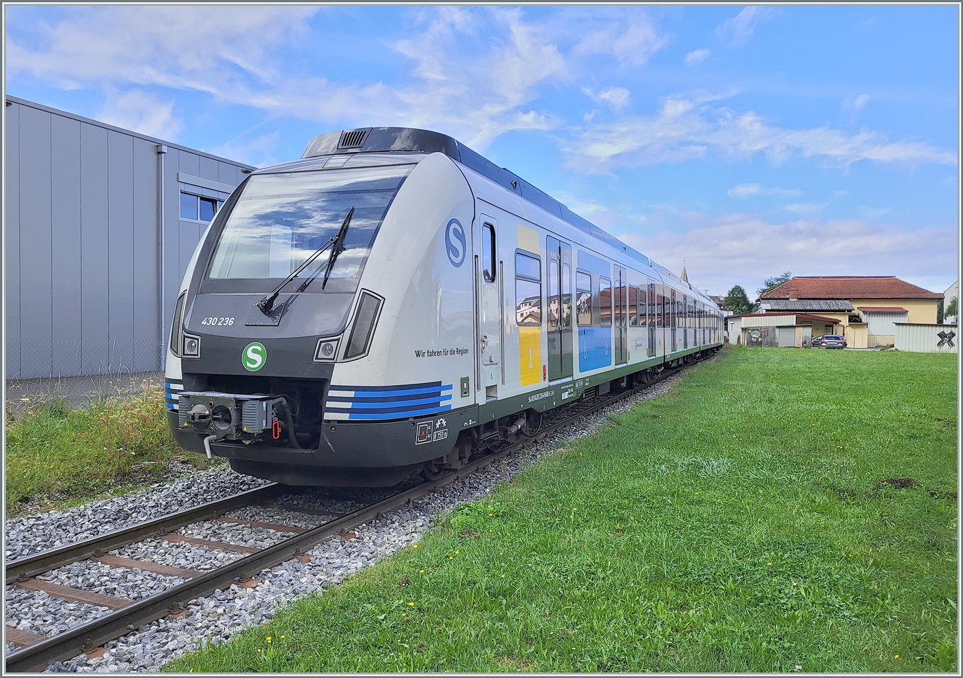 Eine Stuttgarter S-Bahn weit von ihrer Heimat entfernt in Villeneuve auf dem Weg ins Alstom Werk.

6. Sept. 2024