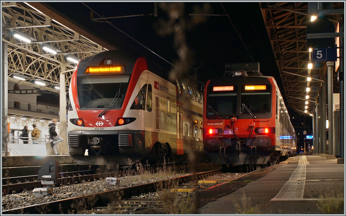 Einige R und RE Züge zeigten statt der Bestimmung-Station die gern entgegengenommen Neujahrswünsche  Bonne Année 2024!!!  Eine gute Idee. 

Der SBB RABe 511 037 wartet in Vevey auf die Rückfahrt nach Annemasse. 

1. Januar 2024