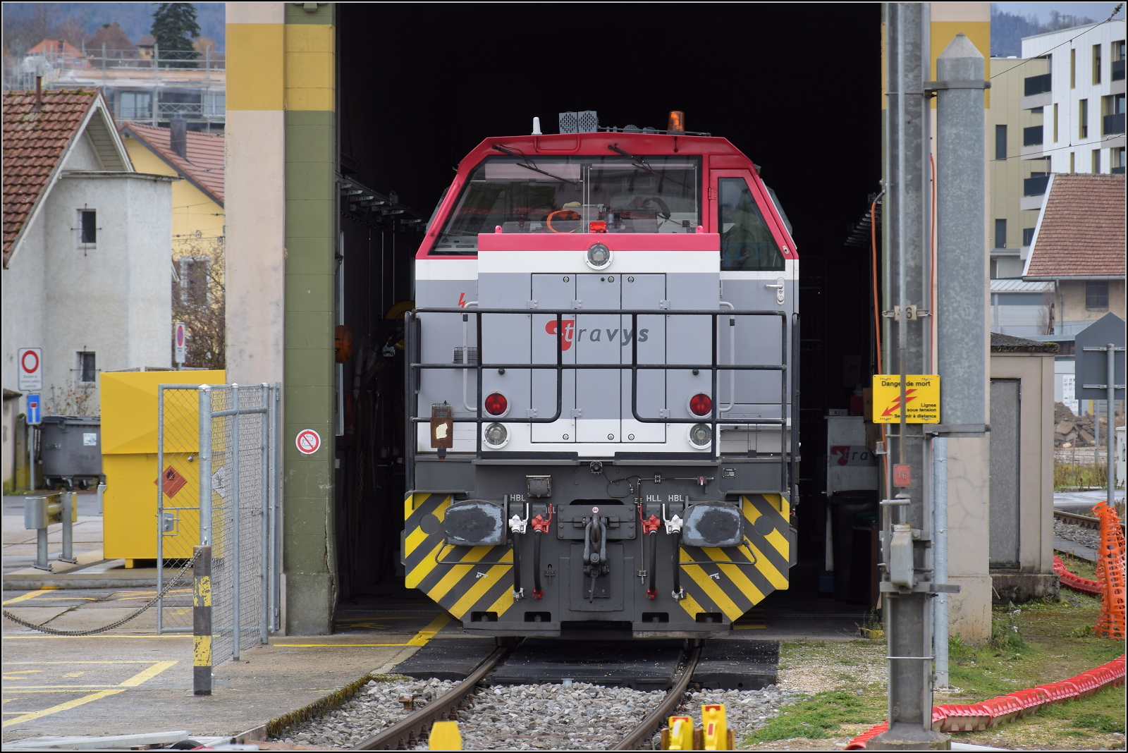 Ende einer �ra - der Gleichstrom und die  Lokalbahn  gehen. 

Tag der offenen Tore auch bei der OC. Am 842 705 ist eine G 1000 BB von Vossloh und wurde urspr�nglich 2004 an die Raffinerie in Collombey geliefert. Nach der Schlie�ung der Raffinerie wurde sie an die Travys verkauft, die f�r den Gleichstrombetrieb der �bernommenen OC offenbar wenig Verst�ndnis hatte. So wurde der G�terverkehr auf der kurzen Stichstrecke delektrifiziert. Orbe, Dezember 2025.