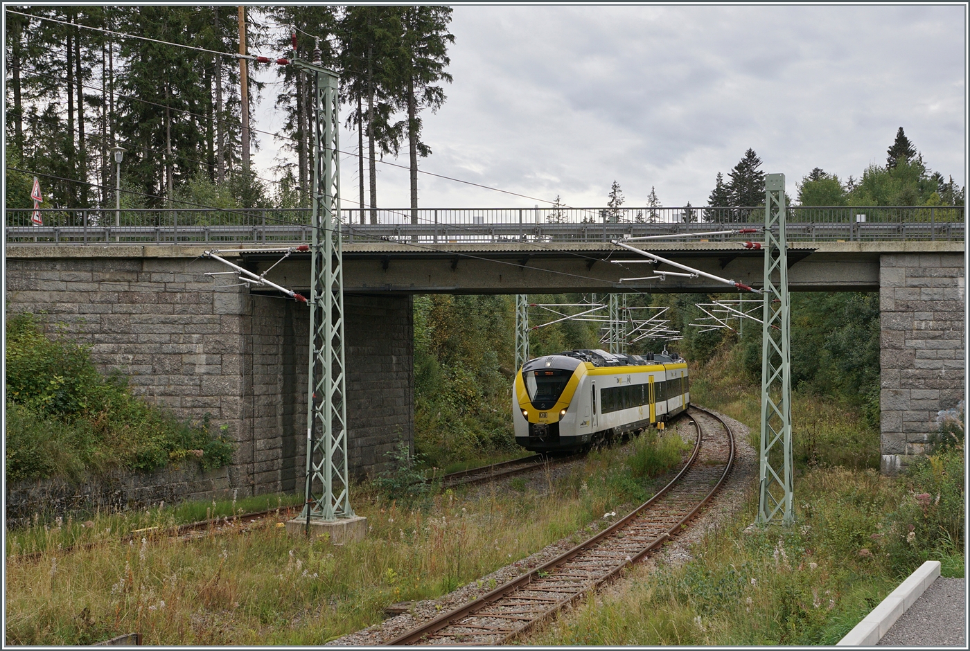 Feldberg - Bärental -> der höchst gelegene Bahnhof Deutschlands, so steht es jedenfalls auf einem Schild am Bahnhof und wird mit der Angabe von 967 m.ü.d.M. untermauert. In diesen höchst gelegen Bahnhof fährt der DB Alstom Coradia Continental 1440 173/673 von Seebrugg nach Titisee ein. 

21. Sept. 2023

 