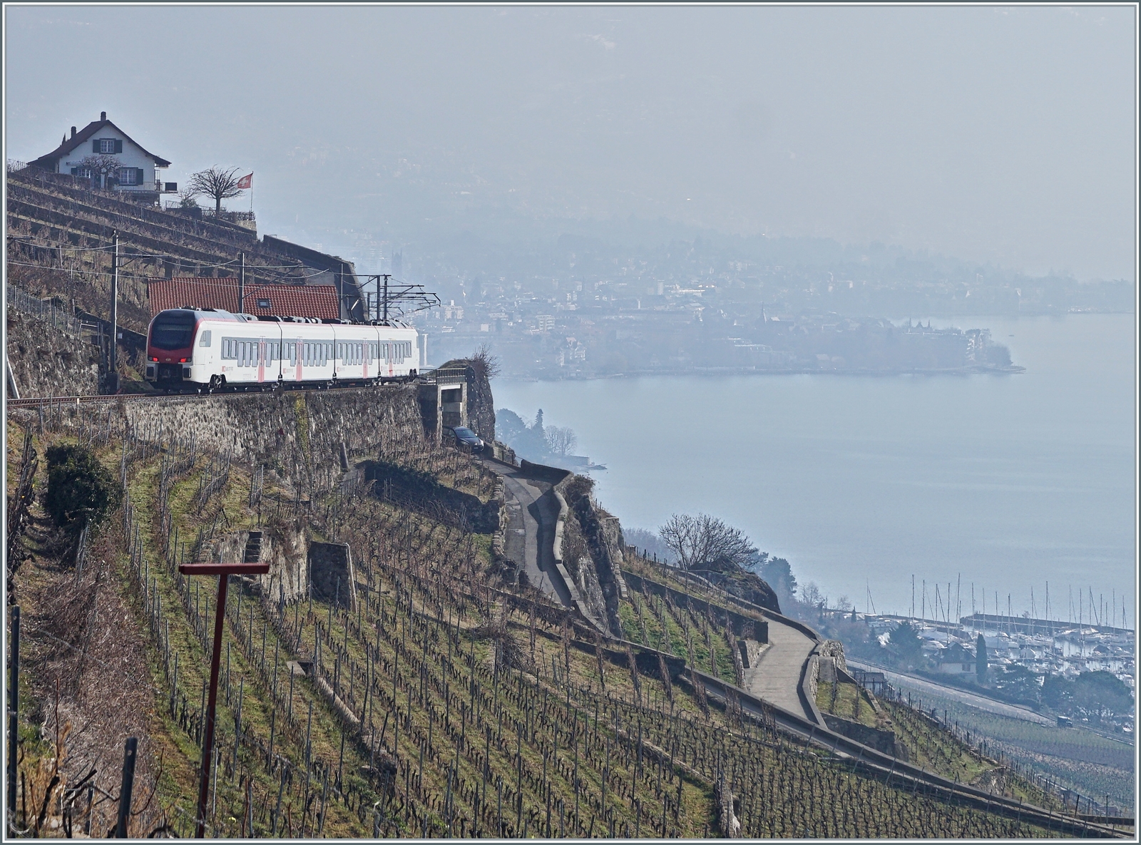  Fernverkehr  auf der Train de Vignes Strecke: der für den Fernverkehr beschaffte SBB RABe 523 503  Mouette  (RABe 94 85 0 523 503-6 CH-SBB) ist als S7 auf der Train de Vignes Strecke zwischen Chexbres und Vevey unterwegs. 

11. Feb. 2023