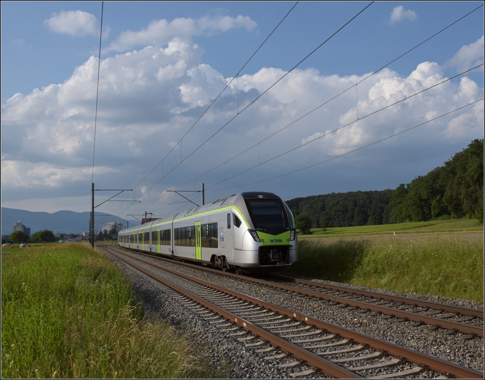 Fernverkehrstag auf der Altstrecke.

Der hier heimische Mika RABe 528 109 bei Bettenhausen. Juni 2023.