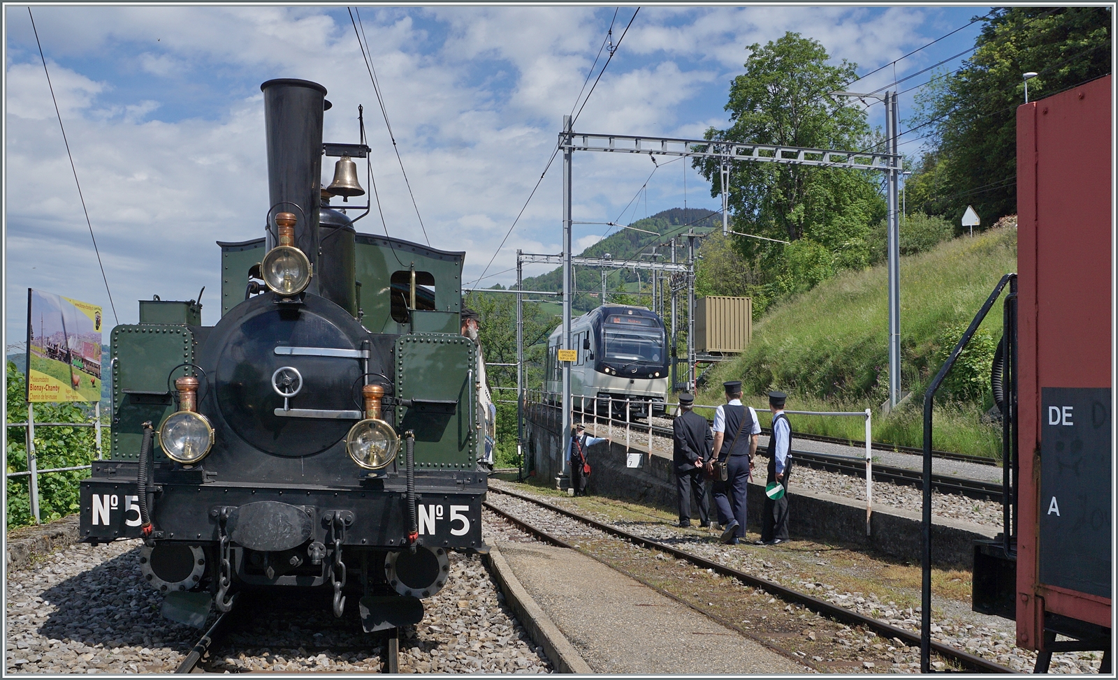 Festival Suisse de la vapeur (Schweizer Dampffestival 2024) - Weiter reicht der Dampf nicht mehr, wenige Meter vor dem Ziel kommt die G 3/3 N° 5 zum stehen, da hilft auch das Schieben der G 2/2 N° 4  Rimini  nichts. Dafür konnte ich ein Bild anfertigen, welches eine  Parallel-Einfahrt  zeigt...

20. Mai 2024

