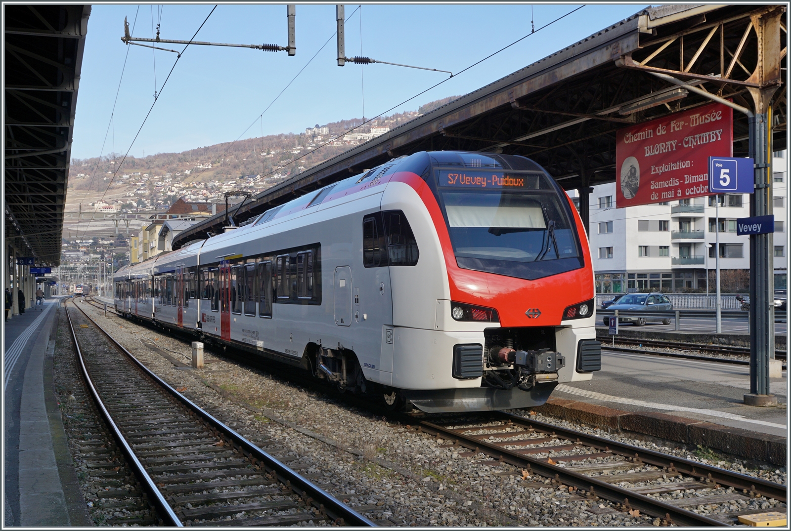 Für einige Tage verkehrte ein SBB Fernverkehr RABe 523.5  Mouette  auf der Train de Vignes Strecke. Hier ist er in Vevey zu sehen.

11. Feb. 2023 