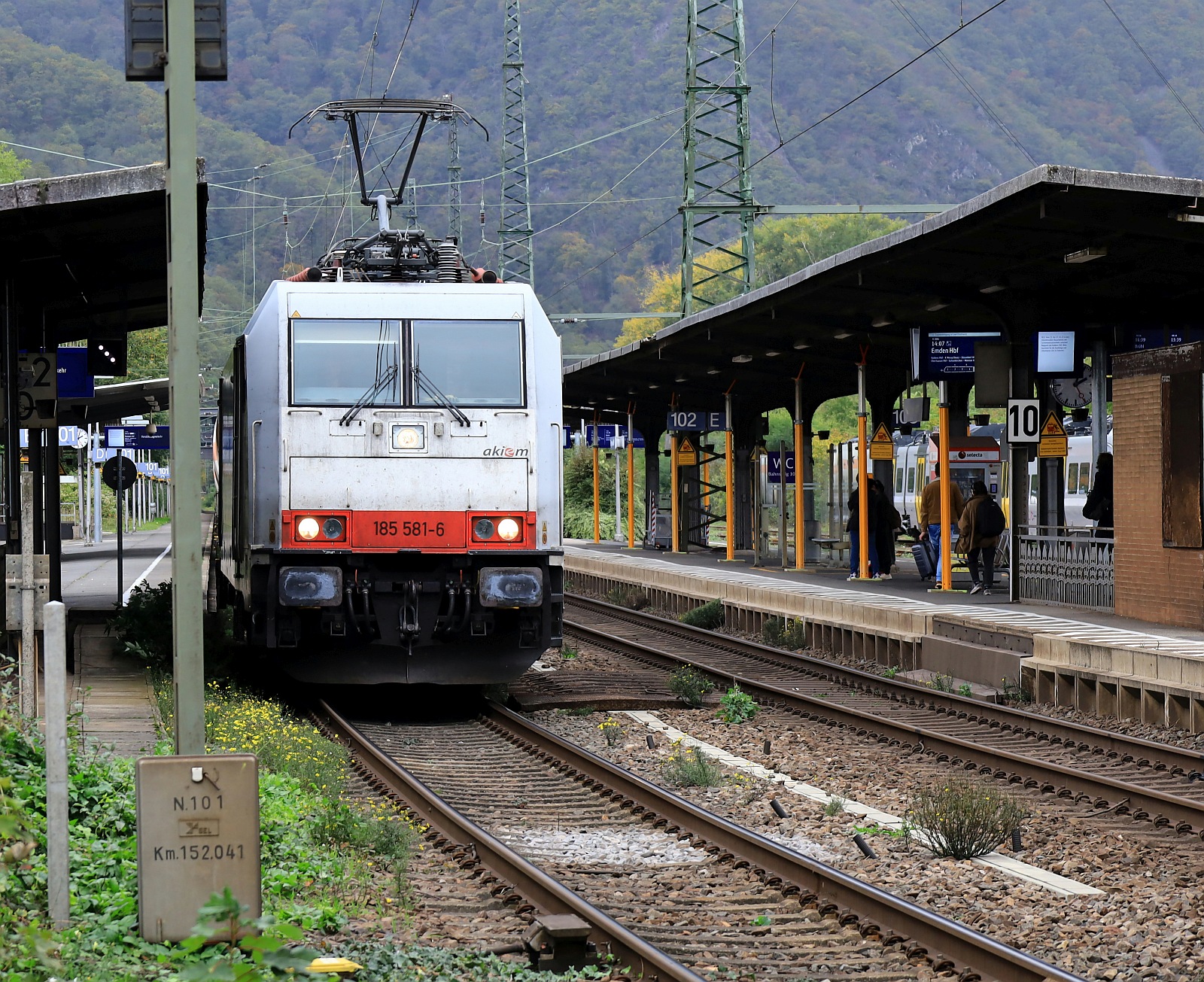 Gerade noch so erwischt....AKIEM 185 581-6 mit KLV. Bingen Hbf 22.10.2023 