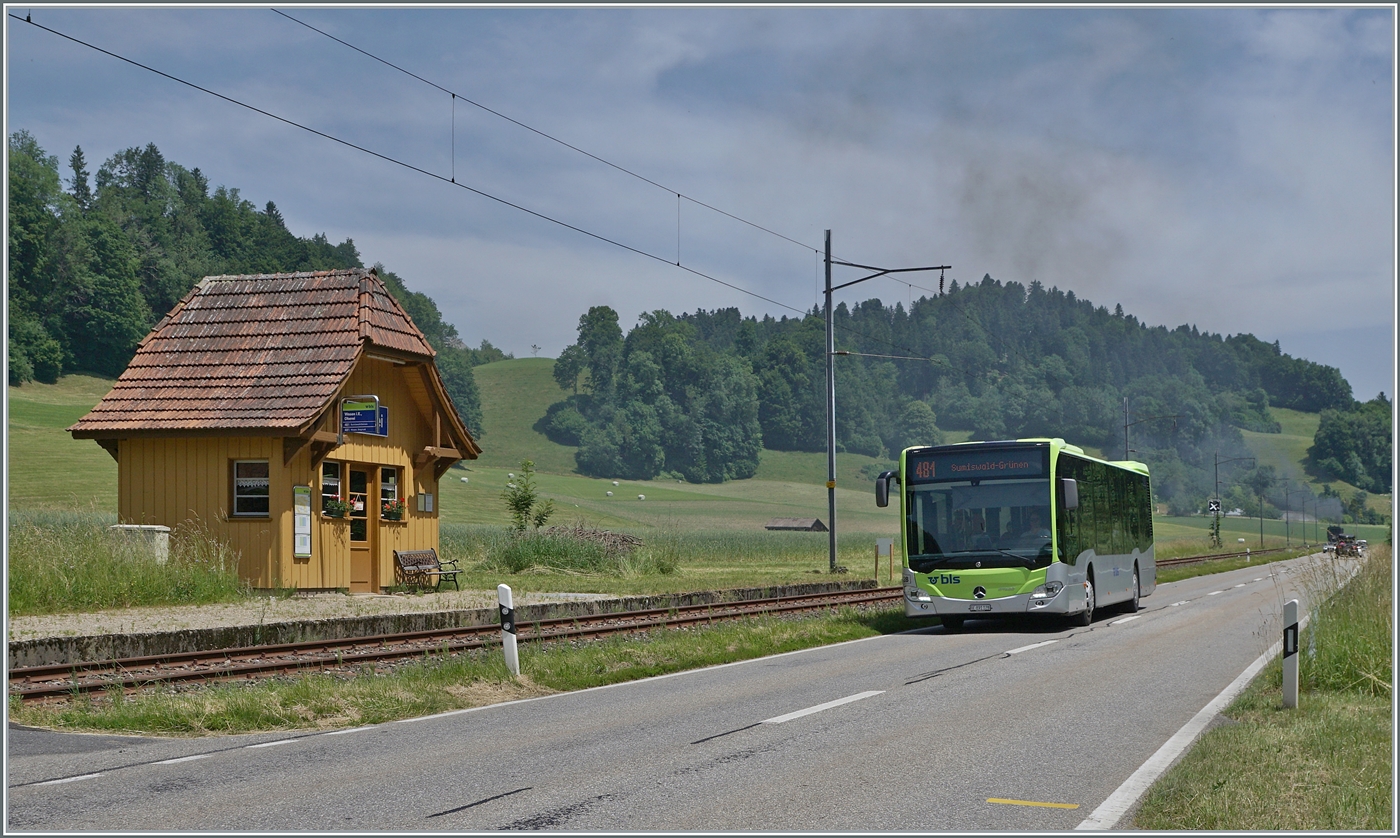  Gestern und heute : Der BLS Bus auf der Fahrt von Wasen i.E. nach Sumiswald erreicht die Haltestelle Oberei. 

14. Juni 2025