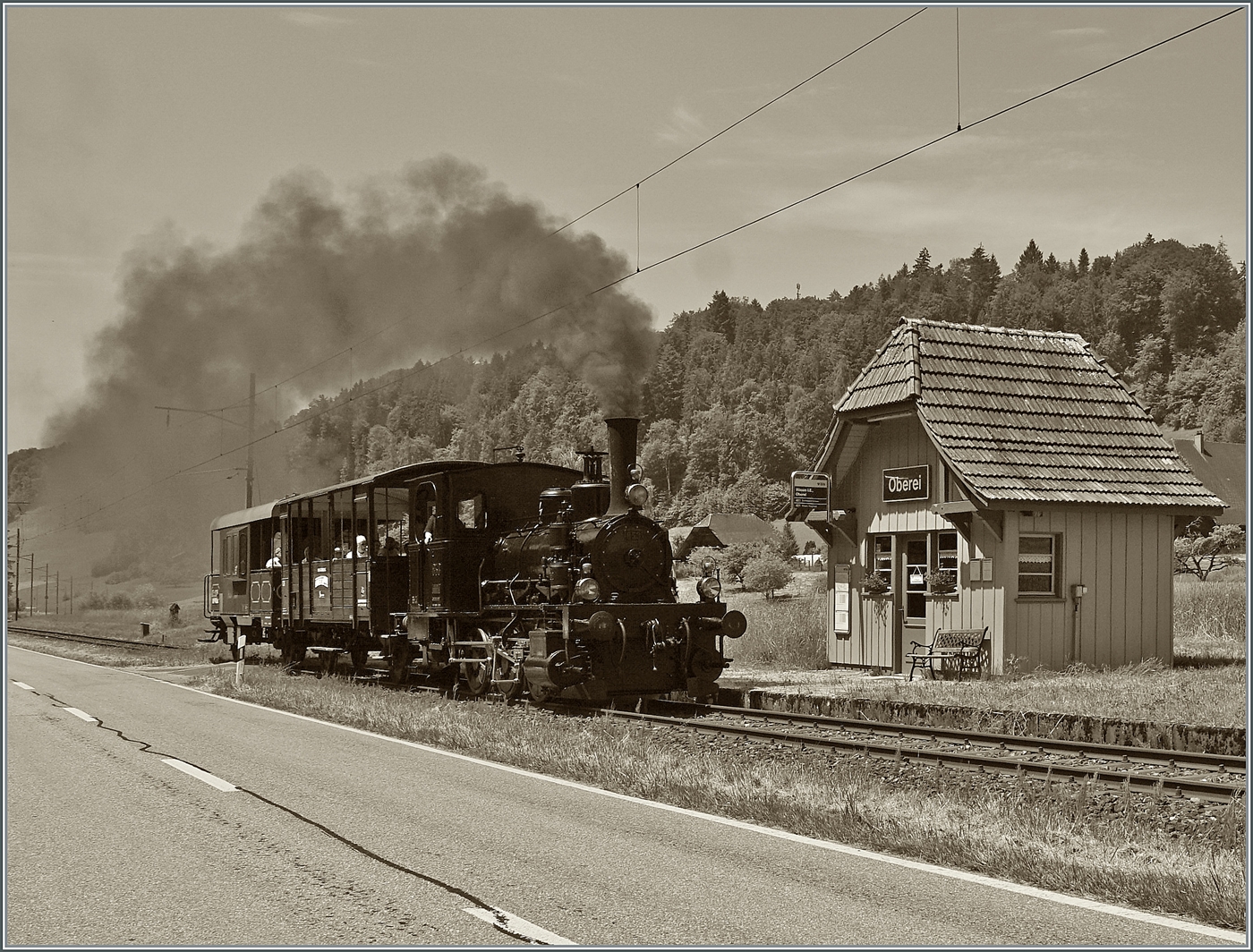  Gestern und heute : Mit einem Dampfzug der  Emmentalbahn  auf der Fahrt nach Wasen i. E. erreicht die E 3/3 853 (UIC 90 85 0008 573-3) den Halt Oberei. 

14. Juni 2025