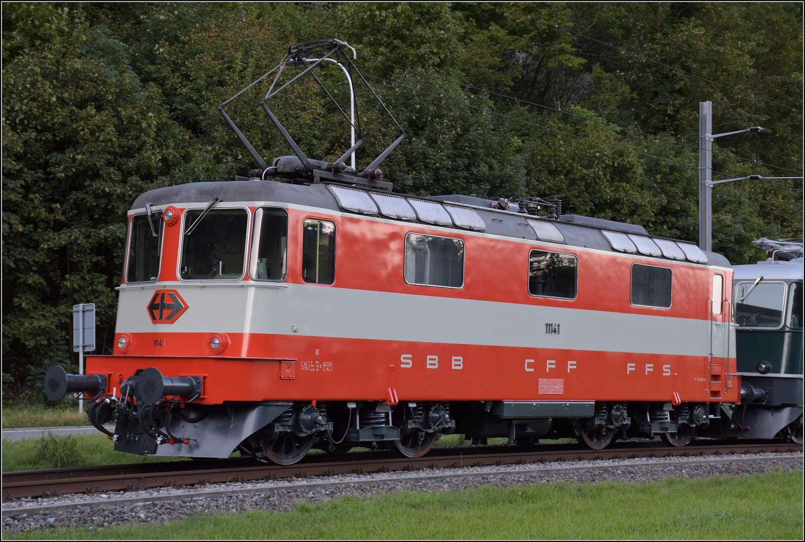 Grosses BoBo-Treffen in Balsthal - die Teilnehmerinnen:

Re 4/4 II 11141 ist der zweite Star der DSF beim Treffen. Die ehemalige Swiss-Express-Lok f�hrt neuerdings wieder im Originalgewand als Cremeschnitte umher. Mit dieser Neuheit ist eine �berraschung f�r die Fans dieser Baureihe gelungen. �ussere Klus, September 2024.