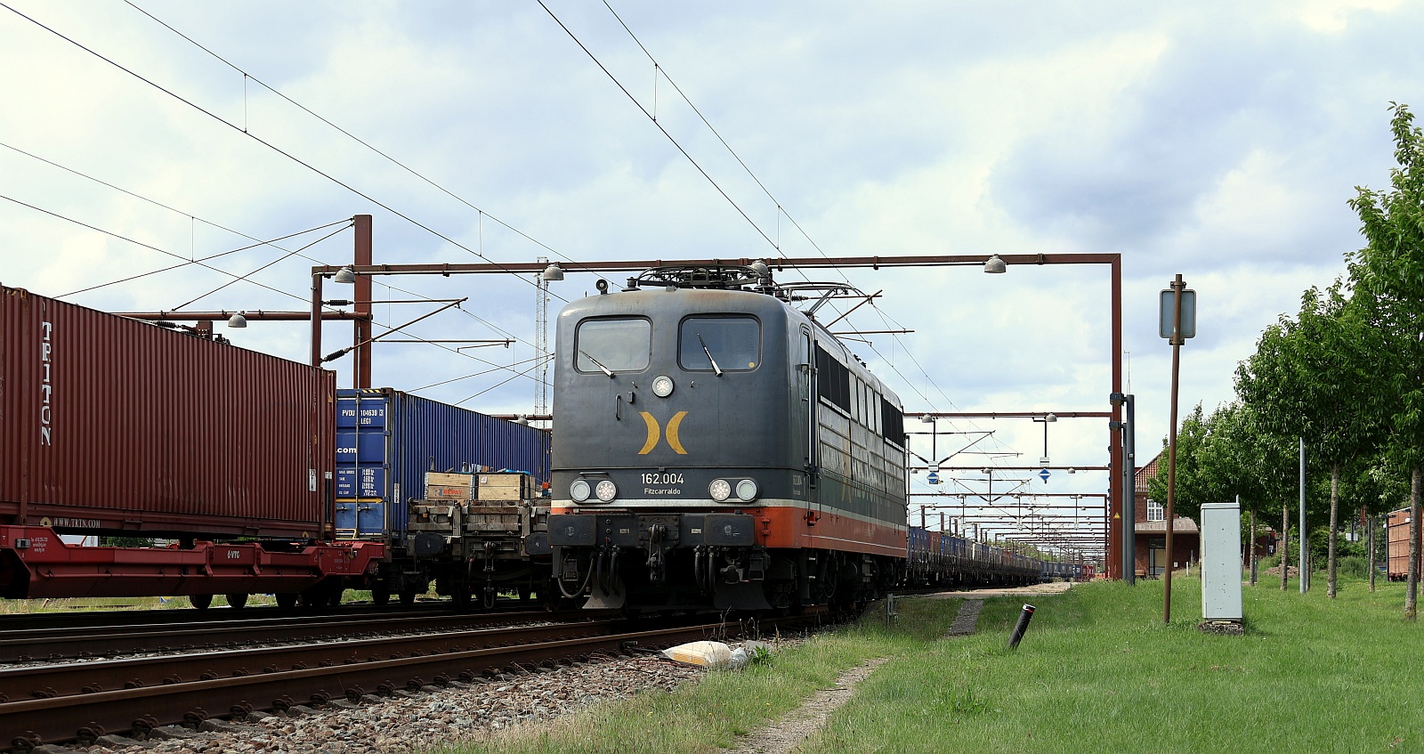 HCRD 162.004  Fitzcarraldo  oder 151 057-7 REV/NNR9/18.12.17, Verl/HSR9/02.12.25 wurde hier kurz vor ihrer Ausfahrt von meiner Tochter fotografiert. Pattburg 09.06.2025
