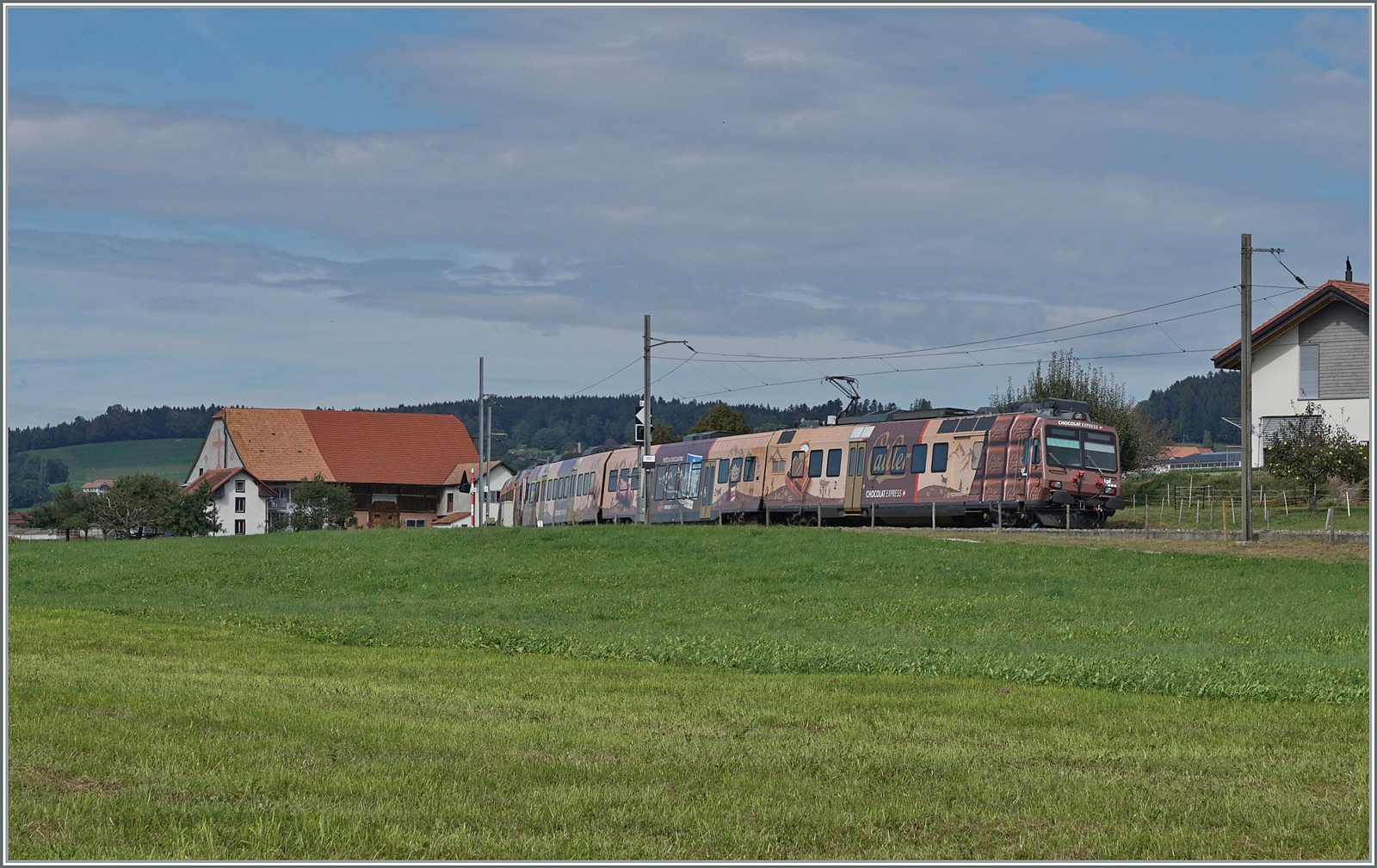 Hier noch ein Detailbild des TPF RBDe 560 235, des  Chocolat Express . Die realistische Gestaltung der Schockolade auf dem Triebwagen lädt geradezu um Anbeissen ein... Das Bild entstand zwischen Vaulruz und Sâles.

29. September 2023