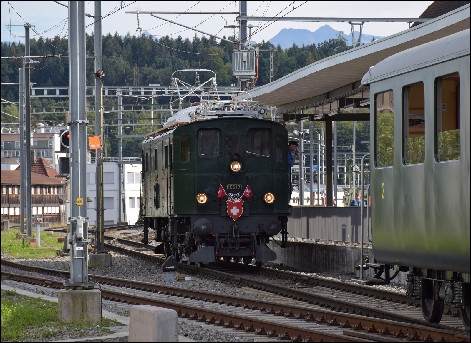 Historische Seethalbahn in Aktion.

Aus dem Zug der Seethalbahn wird die Gastlok Ae 3/5 10217 in Emmenbrücke -mit Staatsbeflaggung anlässlich ihres runden Geburtstages- zu ihrer Heimreise nach Olten rausrangiert. September 2024.